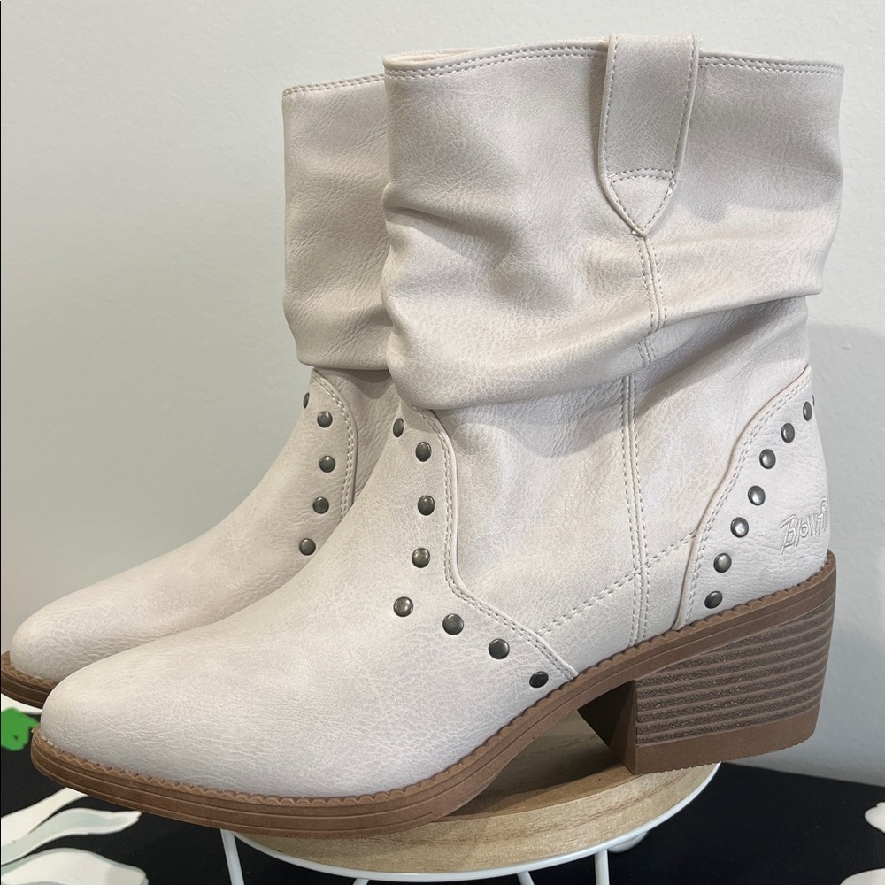 NWT Blowfish Malibu Rebel Creamy Grey Heeled Boots with Studded Detail, Sz. 7.5
